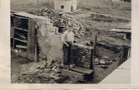 vystavba zdi ve dvore v roce 1954, deda Klimes